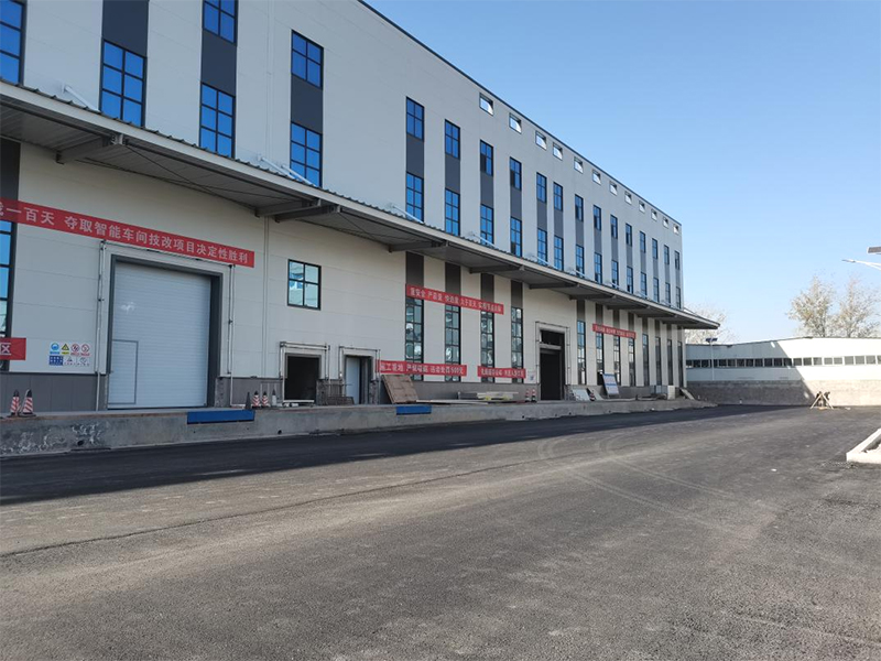 貫穿廠(chǎng)區南北交通，公司西院道路建設快速施工